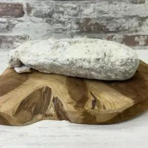 Tranches fines de Noix de jambon Baiona 800 gr sur planche en bois.