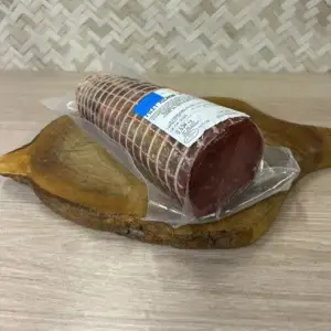 Filet mignon fumé artisanal sur planche en bois