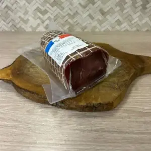 Filet mignon fumé artisanal sur planche en bois