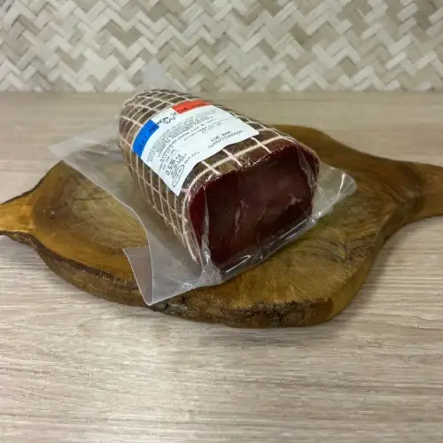 Filet mignon fumé artisanal sur planche en bois