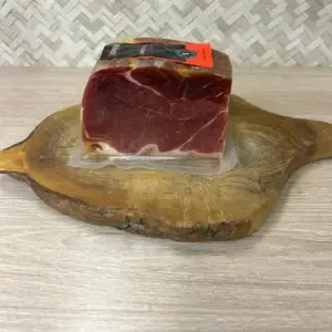 Tranches fines de jambon cru portugais affinées selon la tradition artisanale du Portugal