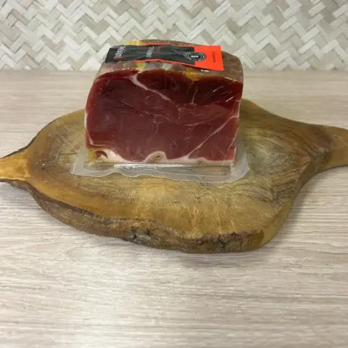 Tranches fines de jambon cru portugais affinées selon la tradition artisanale du Portugal