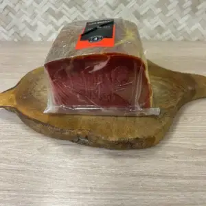 Tranches fines de jambon cru portugais affinées selon la tradition artisanale du Portugal