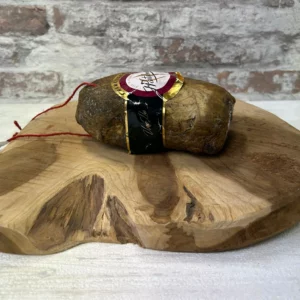 Tranche de Lonzo de l’île de Beauté 350 g posée sur planche rustique