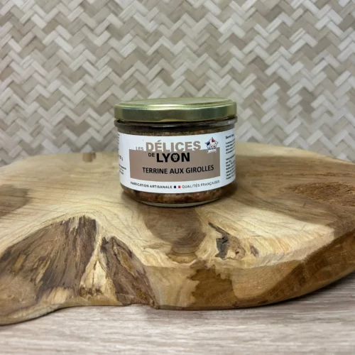 Terrine aux girolles artisanale élaborée à Brindas dans le Rhône