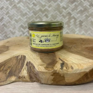 Terrine de campagne rustique dans un bocal en verre