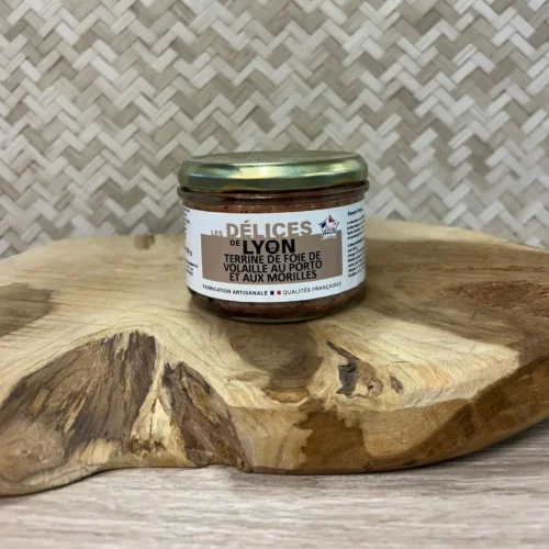 Terrine de foie de volaille au porto et aux morilles artisanale préparée dans le Rhône