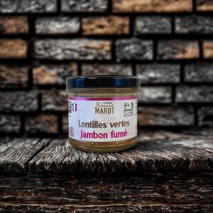 Un plat de lentilles vertes au jambon fumé onctueux et riche en saveurs, prêt à déguster.