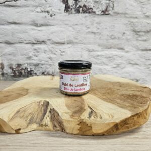 Un plat de lentilles vertes au jambon fumé onctueux et riche en saveurs, prêt à déguster.
