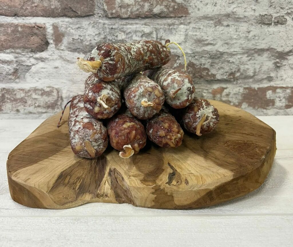 Saucisson traditionnel pour l’apéro, prêt à déguster"