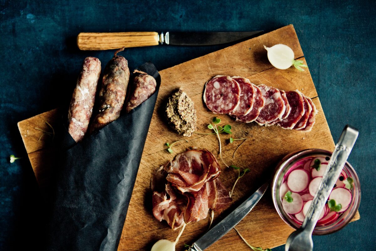 idée apéro conviviale avec saucisson lyonnais et charcuterie sur planche en bois