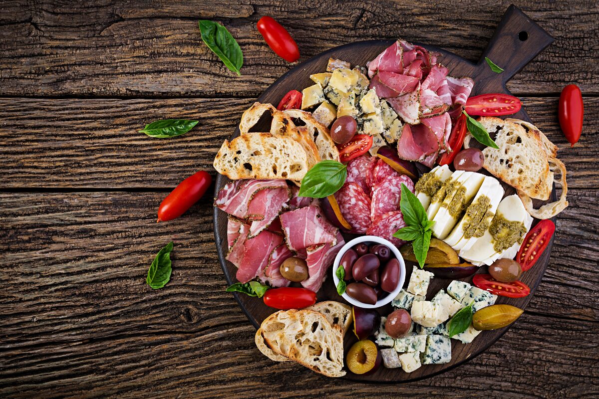plateau apéro charcuterie et fromage avec saucisson et rosette lyonnaise