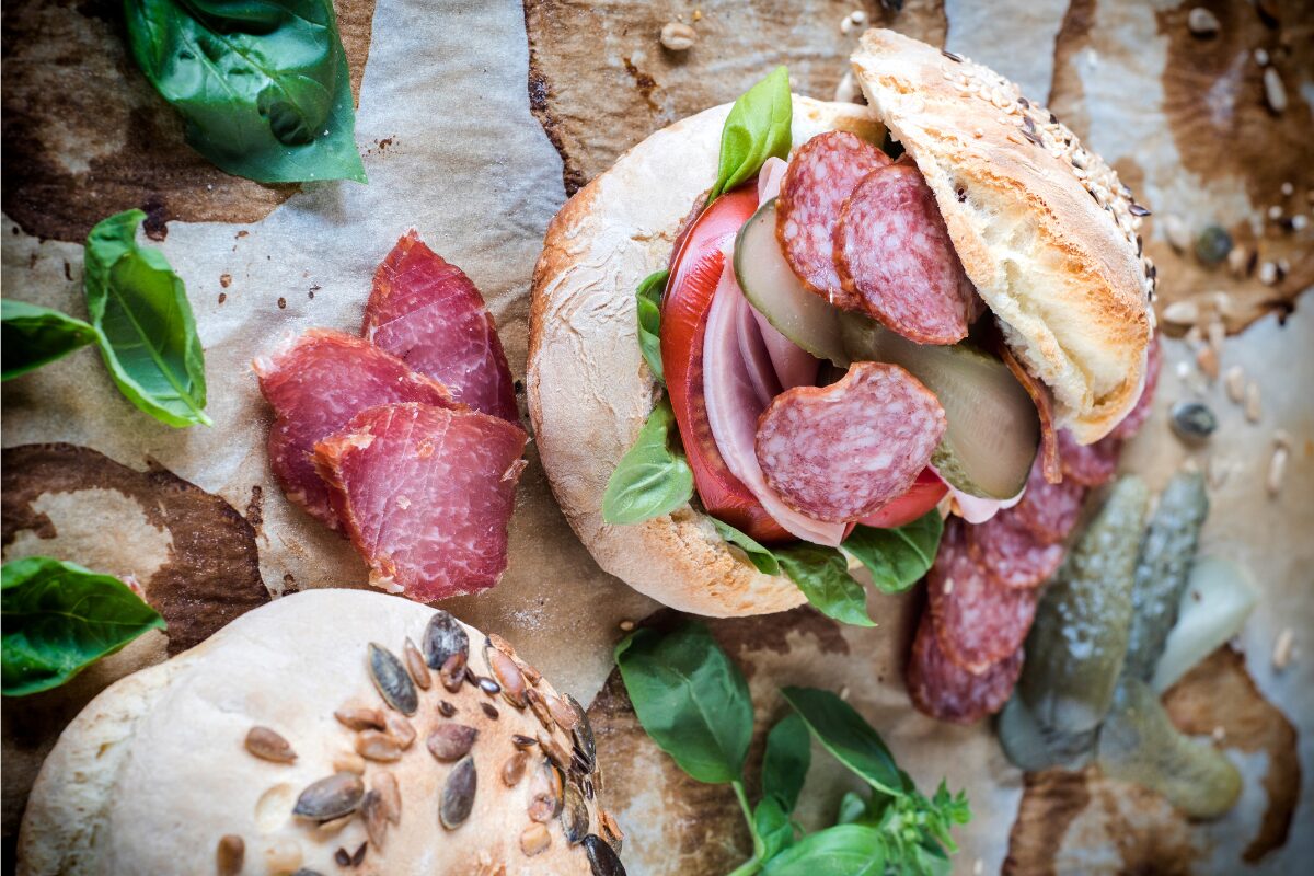 mini sandwich apéritif au saucisson avec cornichons et tomates