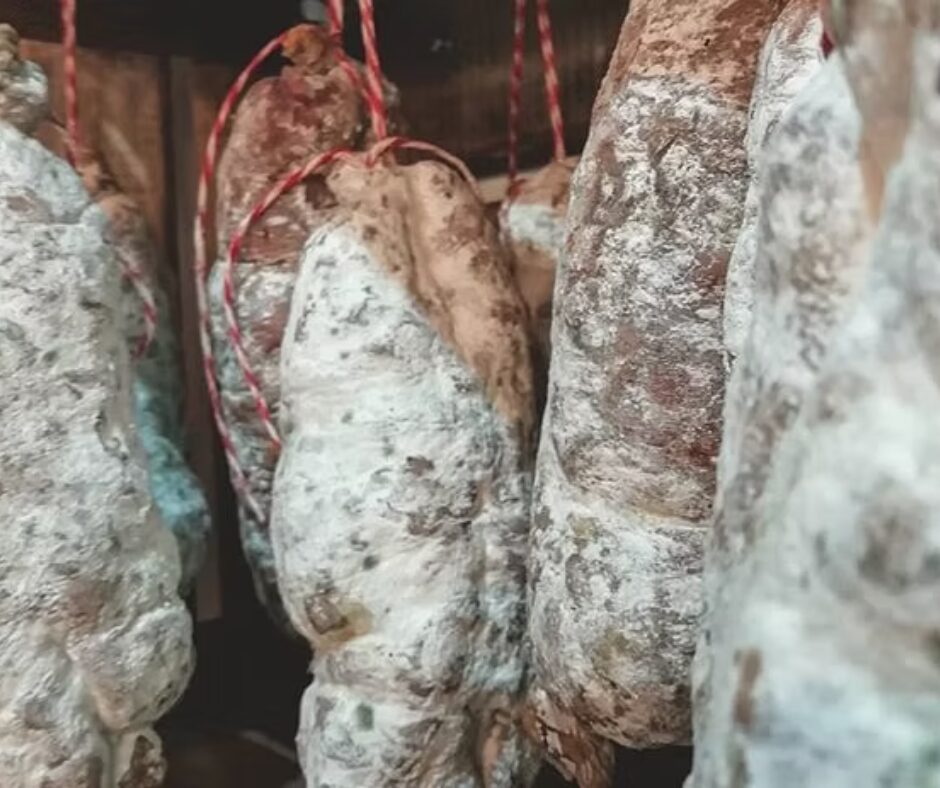 Saucisson suspendu dans un endroit frais et ventilé
