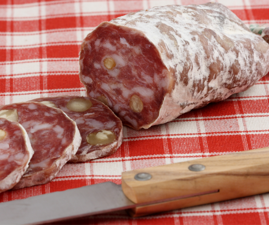Conserver un saucisson au réfrigérateur dans un torchon