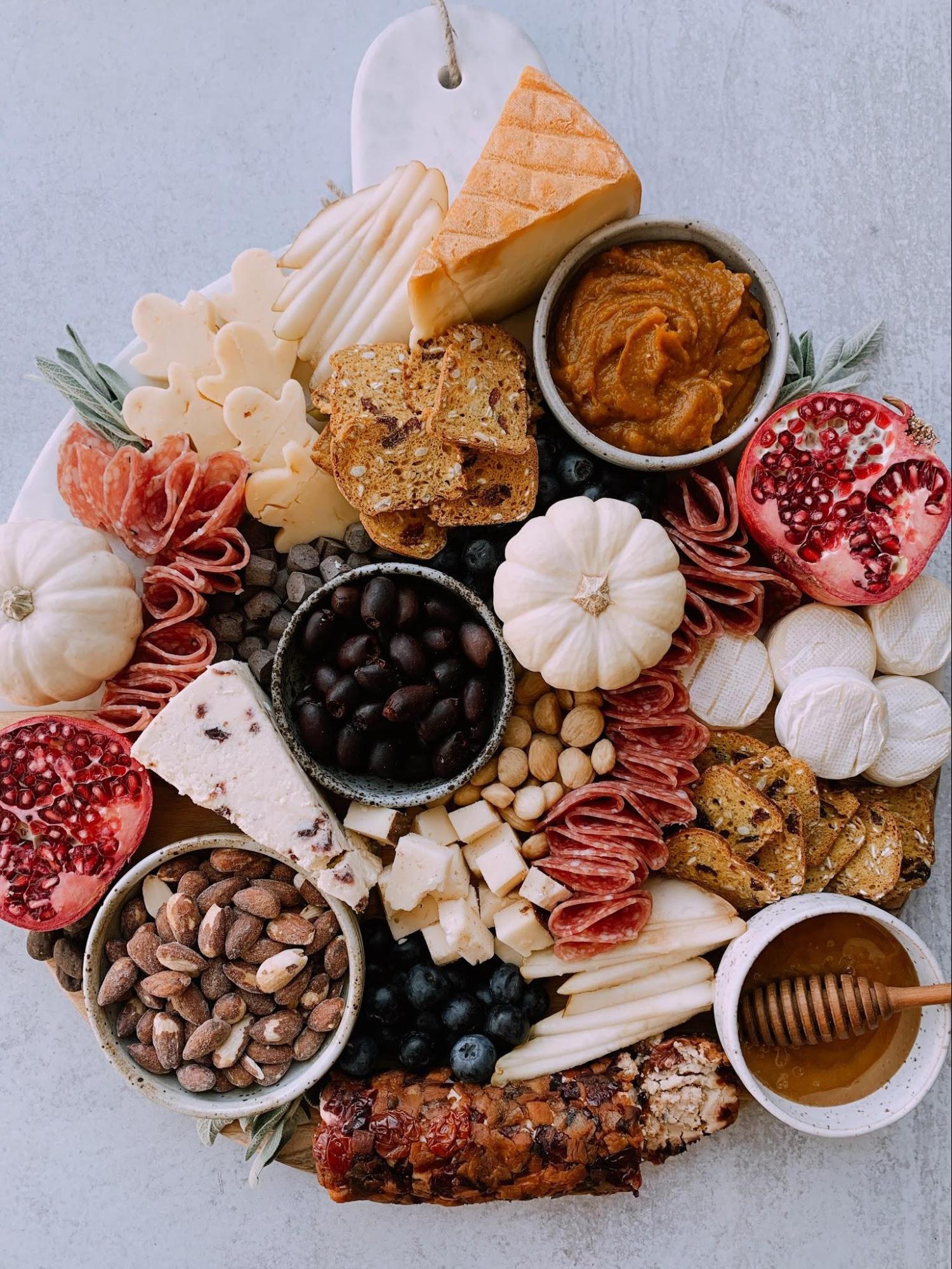 Idées apéritives conviviales entre amis avec rosette de Lyon et saucisson aux cèpes