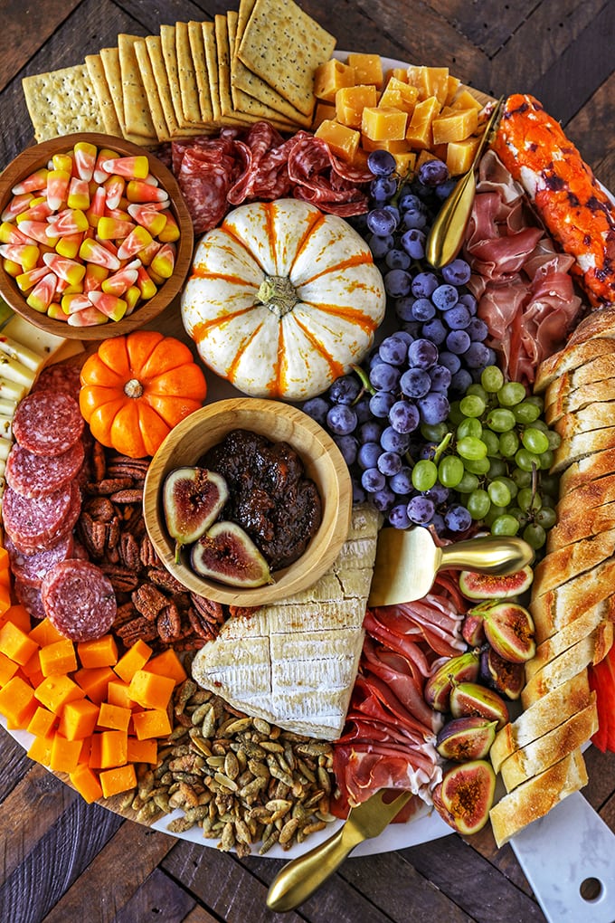 Plateau apéro d’automne avec saucissons, fromages et charcuterie lyonnaise – Apéro Lyonnais